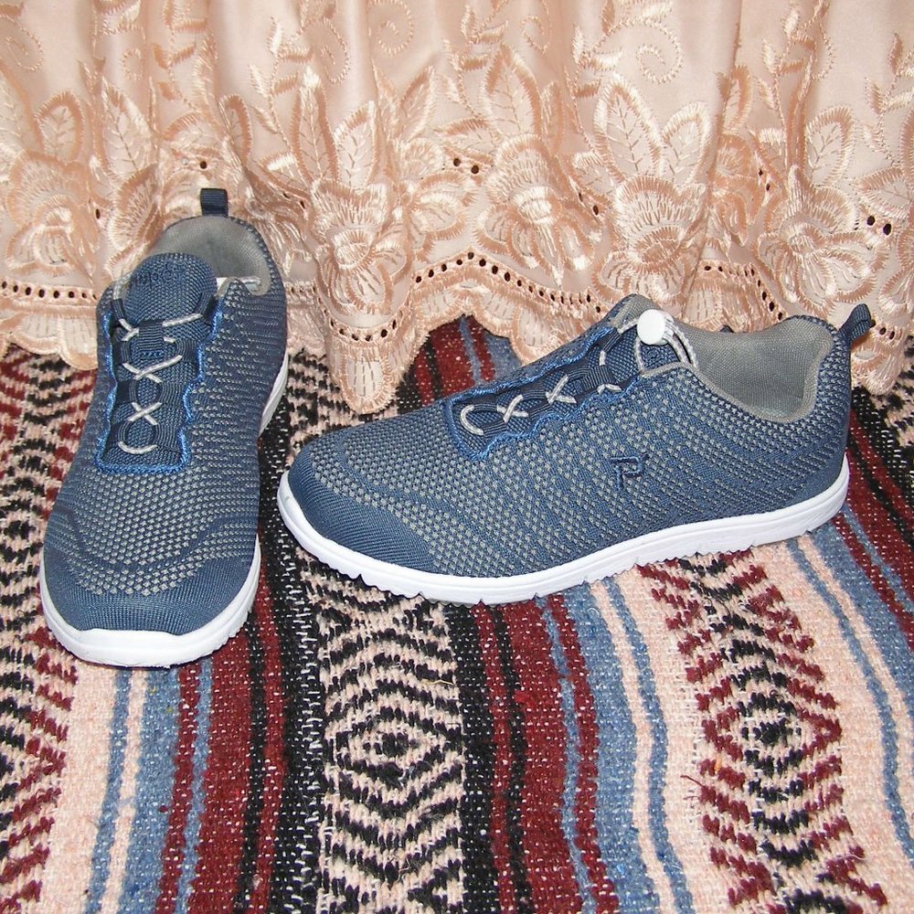 Propet size 7.5 WIDE Dark Blue Sneakers
